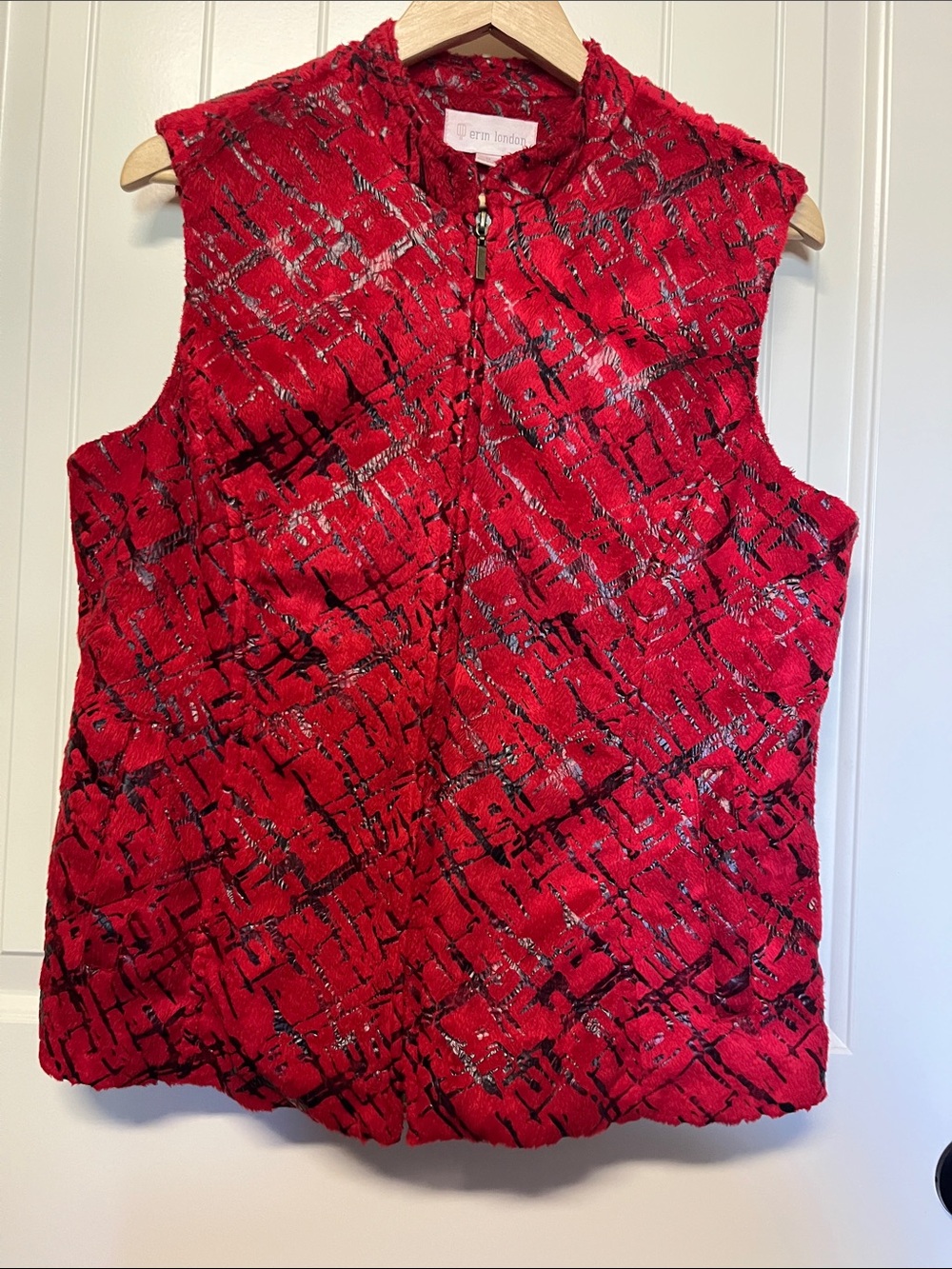 🔥Erin London Vest - Red Textured Sleeveless Zip-Up Top with Black Accents 🔥